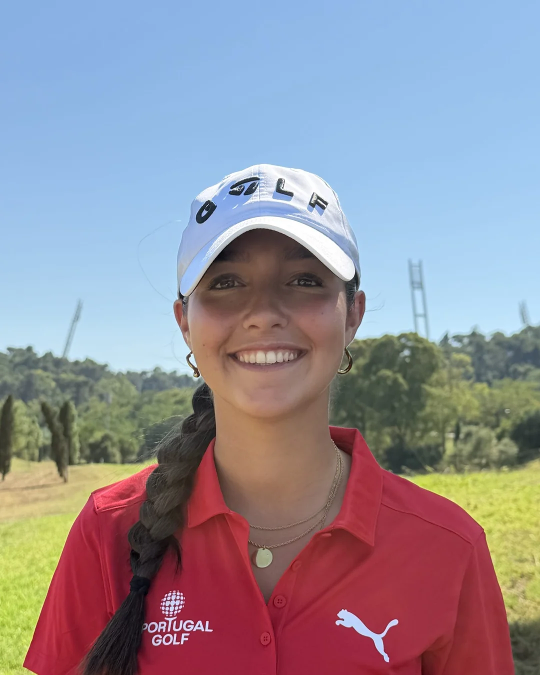 Retrato de Francisca Salgado, de boné e camisola da Seleção Nacional